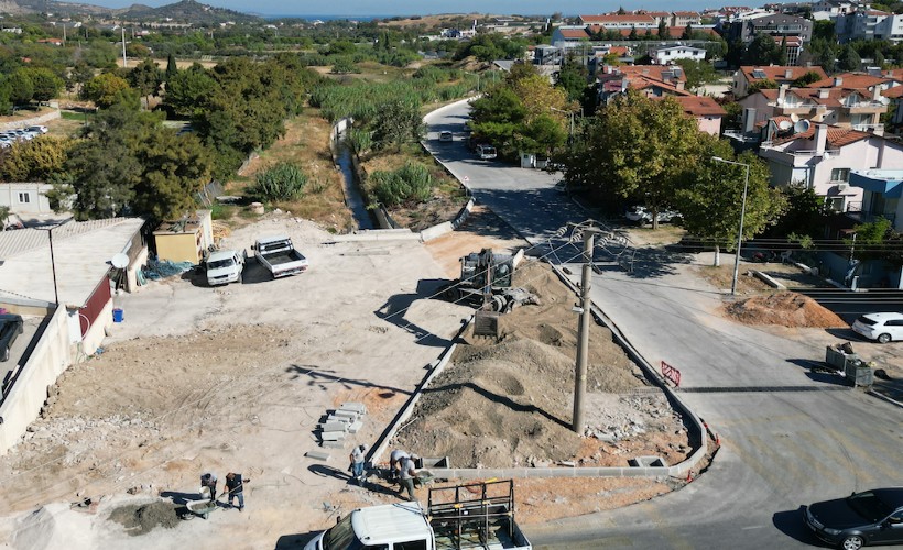 Urla Belediyesi, Erdoğan Ker Caddesi'nde kavşak ve yol düzenlemesi yapıyor