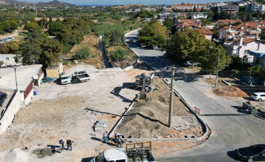 Urla Belediyesi, Erdoğan Ker Caddesi'nde kavşak ve yol düzenlemesi yapıyor