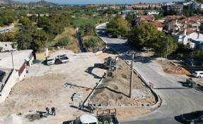 Urla Belediyesi, Erdoğan Ker Caddesi'nde kavşak ve yol düzenlemesi yapıyor