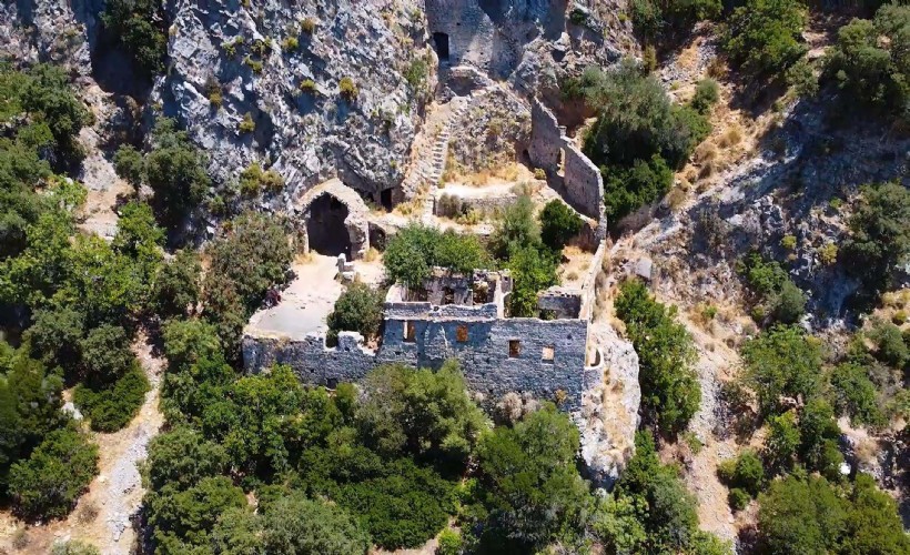 Afkule Manastırı, tarihi dokusu ve manzarasıyla ilgi çekiyor