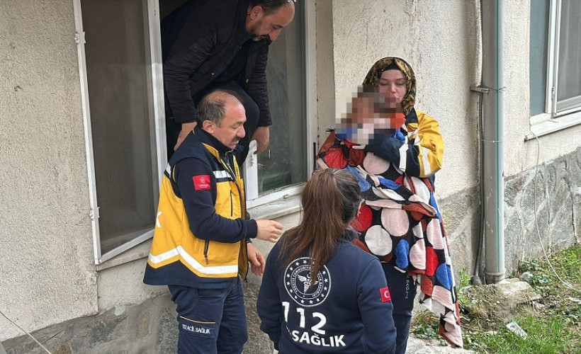 Annesinin yalnız bıraktığı 8 aylık bebeği, polis evden çıkardı