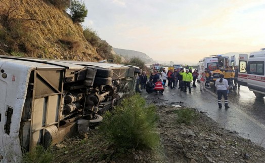 Aydın-İzmir karayolunda kaza! Festivale gidenleri taşıyan tur midibüsü devrildi 23 yaralı