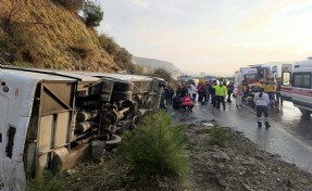 Aydın-İzmir karayolunda kaza! Festivale gidenleri taşıyan tur midibüsü devrildi 23 yaralı