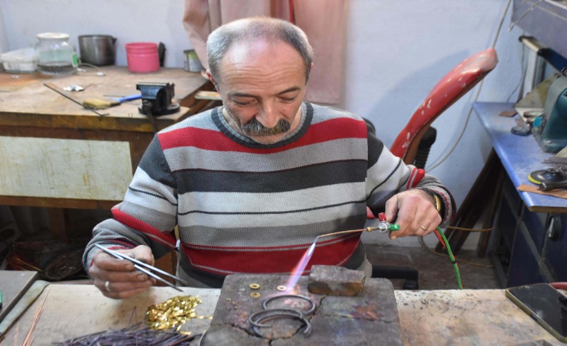 Bakırı takıya dönüştürerek geleneksel mesleğine değer katıyor