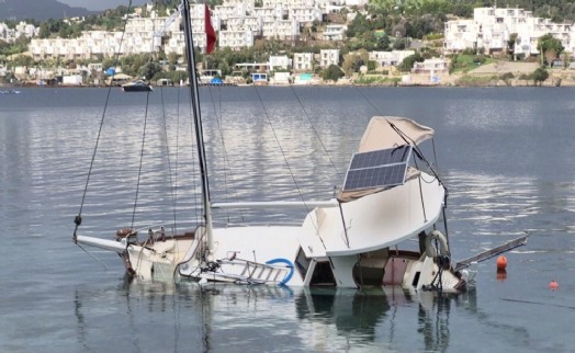 Bodrum'da kuvvetli rüzgarda sürüklenen ahşap tekne su alıp, battı