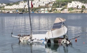 Bodrum'da kuvvetli rüzgarda sürüklenen ahşap tekne su alıp, battı