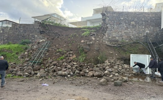 Bodrum'da sağanak sonrası istinat duvarı çöktü