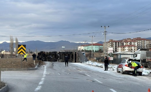 Bolvadin'de gübre yüklü TIR devrildi