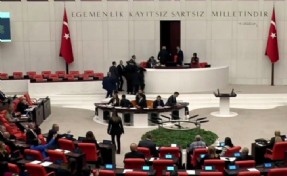 Milletvekillerinden Meclis'te kayyım protestosu: Oturuma ara verildi