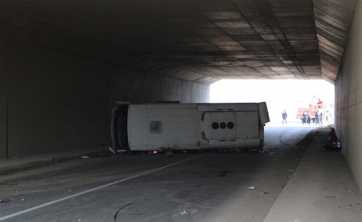 Denizli'de işçileri taşıyan midibüs devrildi; 4 ölü, 19 yaralı