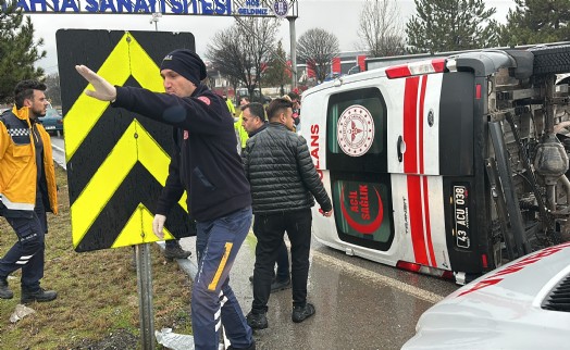 Hasta taşıyan ambulans otomobille çarpıştı: 1 yaralı