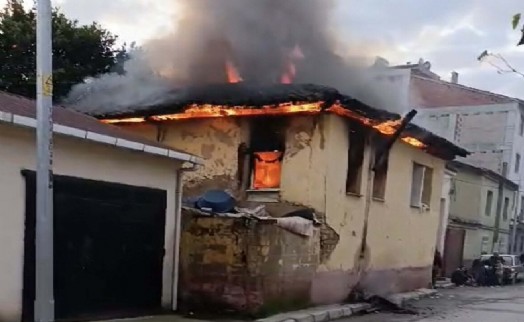 İzmir'de 6 kardeşin dumandan etkilendiği yangın bacadan çıkmış