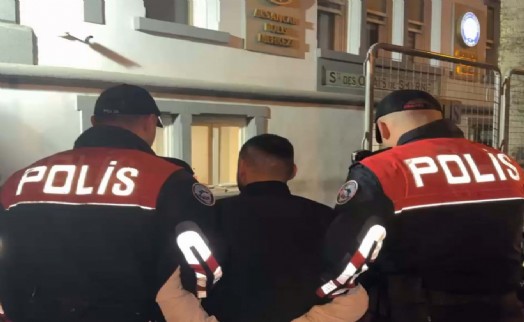 İzmir'de çeşitli suçlardan aranan iki firari hükümlüyü polis timi yakaladı