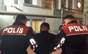 İzmir'de çeşitli suçlardan aranan iki firari hükümlüyü polis timi yakaladı