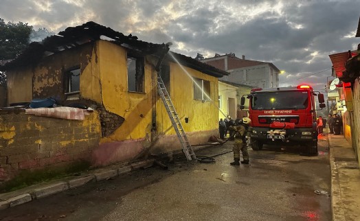 İzmir'de ikinci yangın faciasından dönüldü; ev yangınında mahsur kalan 6 çocuğu mahalleli kurtardı