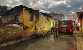 İzmir'de ikinci yangın faciasından dönüldü; ev yangınında mahsur kalan 6 çocuğu mahalleli kurtardı