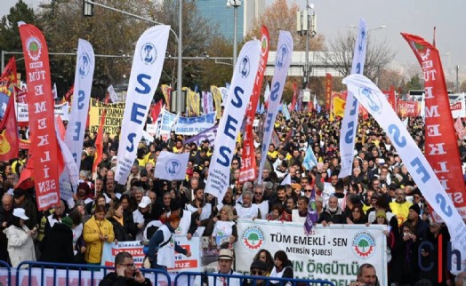 İzmir’de emekçiler ayakta: 'Haklarımız için alanlardayız!'