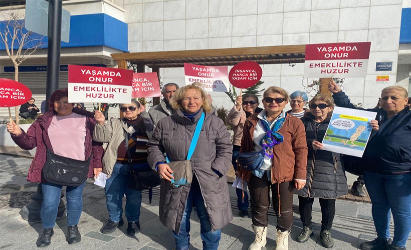 İzmirli emekli kadınlardan el ilanlı protesto; Adaletin bu mu iktidar?