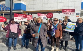 İzmirli emekli kadınlardan el ilanlı protesto; Adaletin bu mu iktidar?