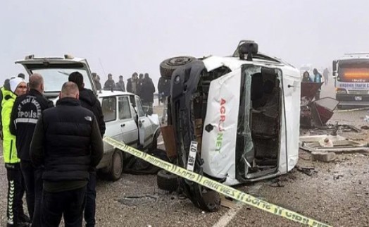 Kırşehir'de katliam gibi kaza! Ölü ve yaralılar var