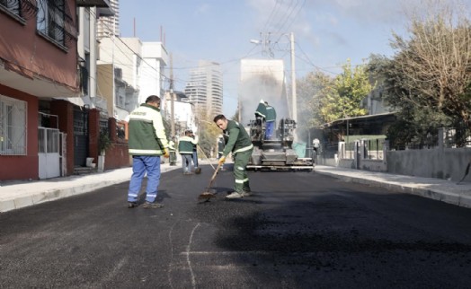 Konak'ın yolları yenileniyor: Asfalt ve kaldırım çalışmaları hız kesmiyor