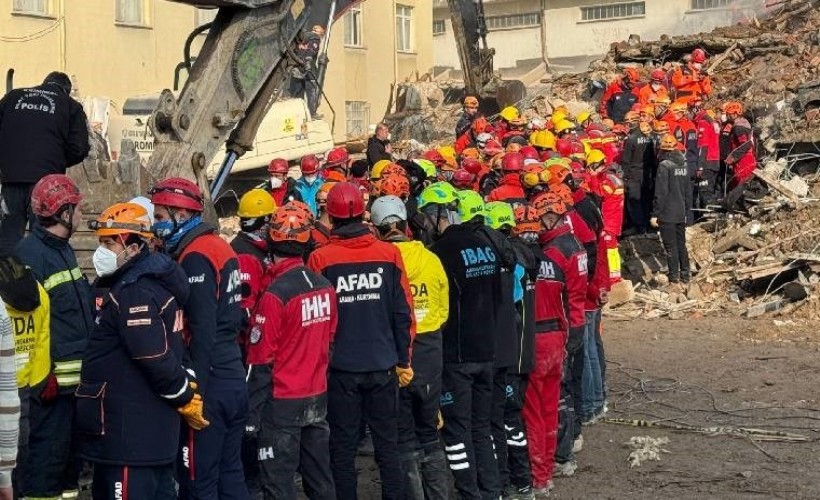 Konya'da çöken binadan acı haber! 2 kişinin cansız bedenine ulaşıldı!