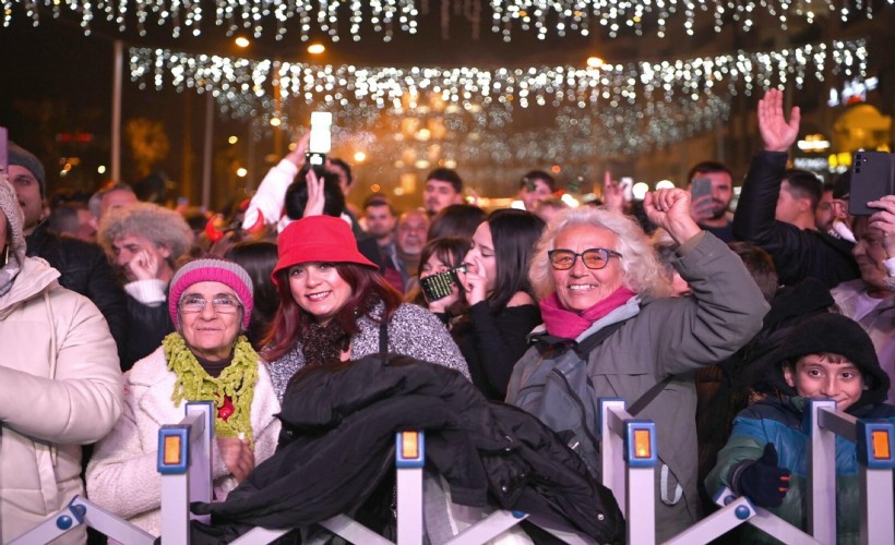 Kuşadası yeni yılı sokak partisiyle karşıladı