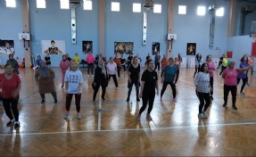 Menemenli kadınlar ücretsiz zumba kursunda buluşuyor