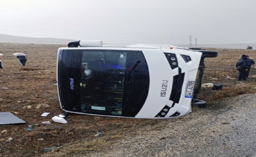 Midibüs şarampole devrildi, 3 turist yaralandı