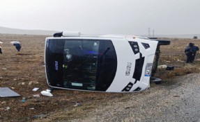 Midibüs şarampole devrildi, 3 turist yaralandı