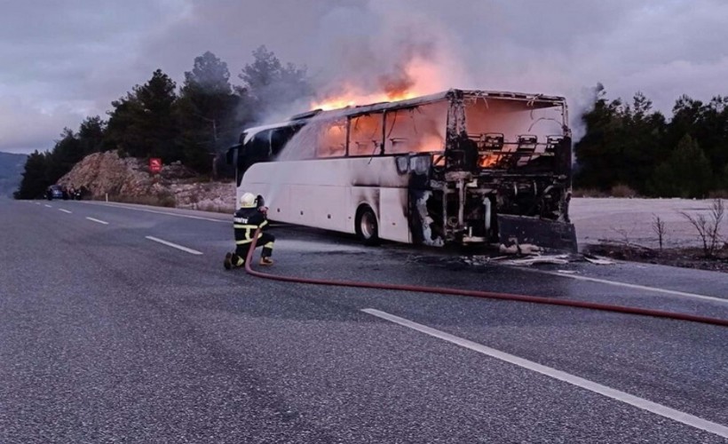 Servis otobüs alev alev yandı