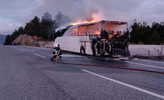 Servis otobüs alev alev yandı