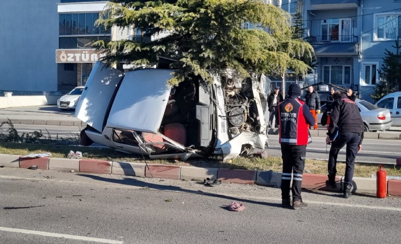 Tavşanlı'da TIR ile otomobil çarpıştı; 3 yaralı