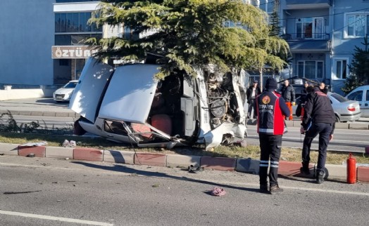 Tavşanlı'da TIR ile otomobil çarpıştı; 3 yaralı