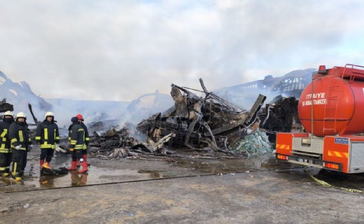 Afyon'da orman ürünleri fabrikasında çıkan yangın kontrol altına alındı