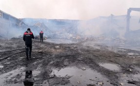 Afyon'daki orman ürünleri deposu yangınının 3'üncü gününde soğutma çalışması