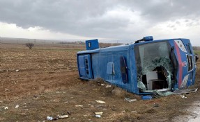 Afyonkarahisar'da cezaevi nakil midibüsü devrildi: 14 yaralı