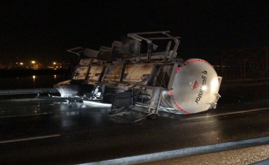 İzmir'de korkutan kaza: Mazot yüklü tanker bariyeri aşıp karşı şeride geçti