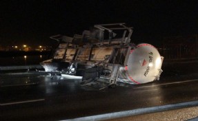 İzmir'de korkutan kaza: Mazot yüklü tanker bariyeri aşıp karşı şeride geçti