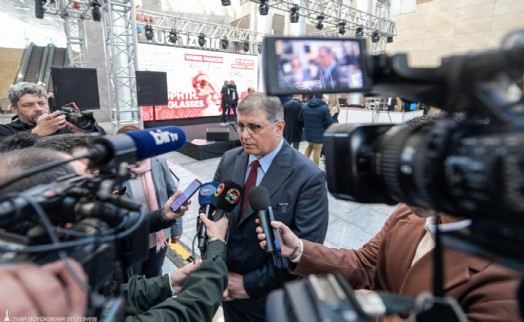 Başkan Tugay o fotoğrafı yorumladı: Seçimden önce çocuğu işe alınmış!