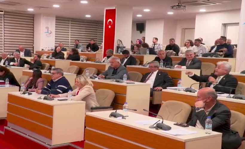 Bayraklı Meclisi’nde şok sözler: 'Avrupa Birliği sana girmiş!'