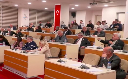 Bayraklı Meclisi’nde şok sözler: 'Avrupa Birliği sana girmiş!'