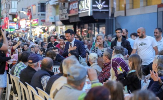 Bayraklı’da iftar sofraları ve Ramazan şenlikleri