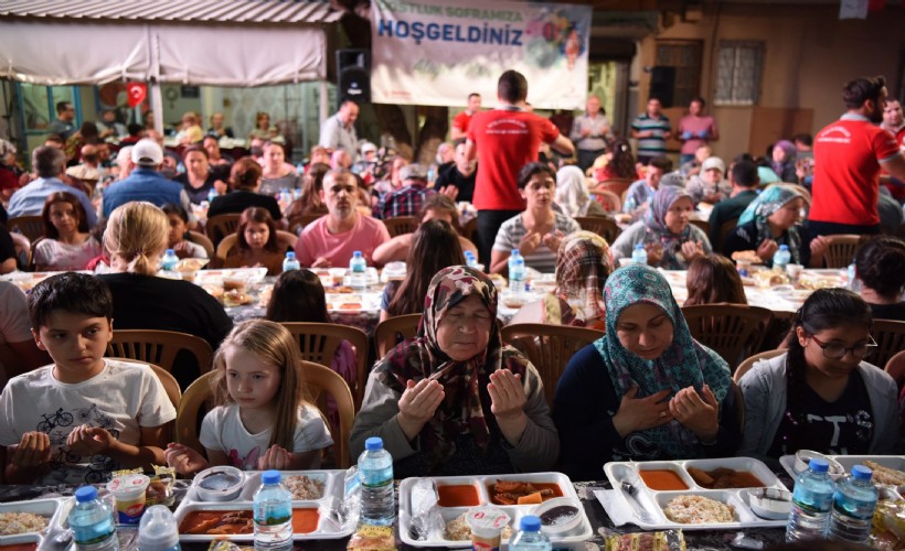 Bornova Belediyesi’nden Ramazan ayında gönül sofrası: Her gün bin kişiye iftar yemeği