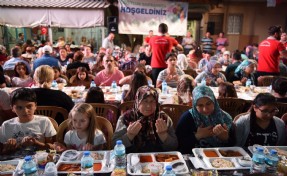 Bornova Belediyesi’nden Ramazan ayında gönül sofrası: Her gün bin kişiye iftar yemeği