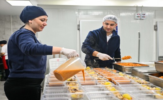 Bornova’da yaşlılara sıcak yemek hizmeti