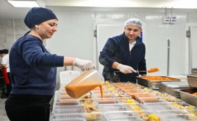 Bornova’da yaşlılara sıcak yemek hizmeti