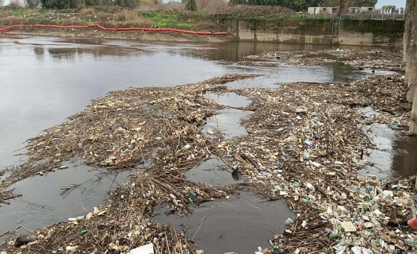 Büyük Menderes Nehri kirlilik nedeniyle siyaha büründü