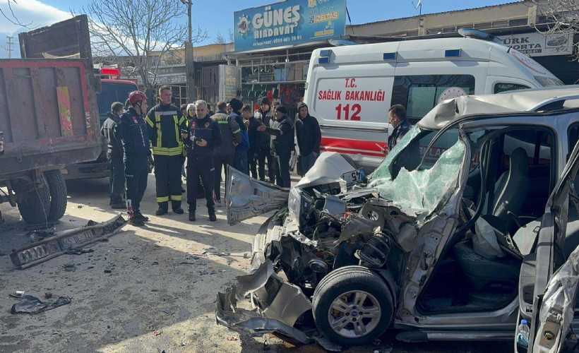 Hafif ticari araç, park halindeki kamyona çarptı; sürücü ile yaya yaralandı