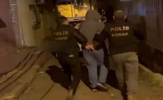 İzmir'de ahırdaki kümeste silah ve uyuşturucu ele geçirildi; 3 gözaltı